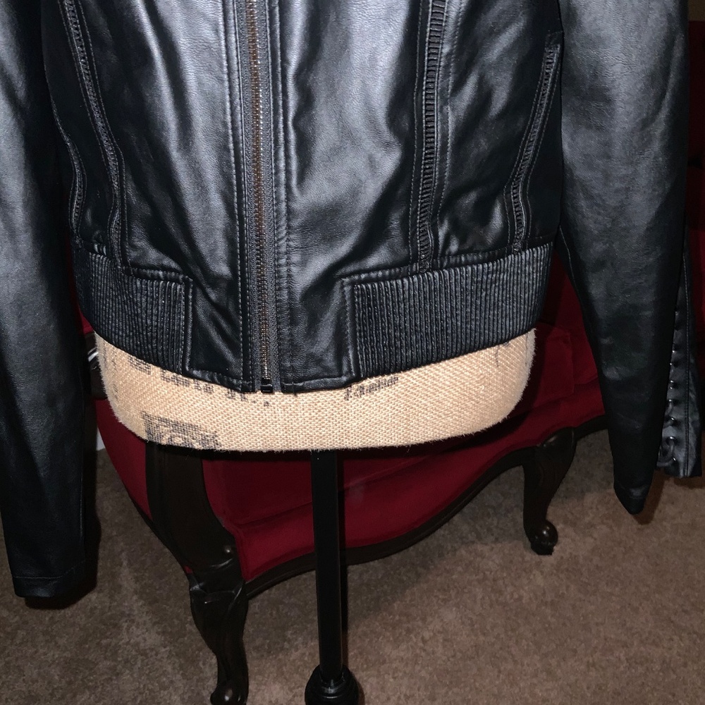 Sleek & Versatile Guess Jacket - image 2